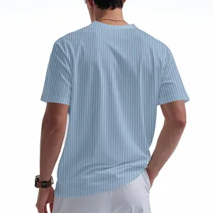 Λεπτομερής πίσω όψη του μπλε ανδρικού t-shirt με κάθετη ραβδωτή υφή και κοντά μανίκια