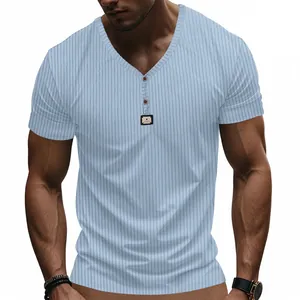 Κοντινή λεπτομερής όψη γαλάζιου Henley t-shirt με ραβδωτή υφή και ύφασμα που αναπνέει