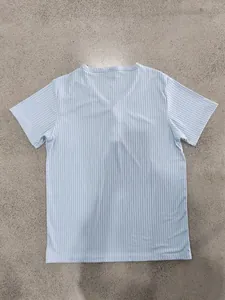 Πίσω όψη γαλάζιου ανδρικού t-shirt με ανάγλυφη ριγέ υφή για σπορ και καθημερινή χρήση