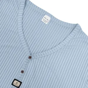 Κοντινή λήψη της λαιμόκοψης γαλάζιου Henley t-shirt με κουμπιά και ριμπ ύφανση