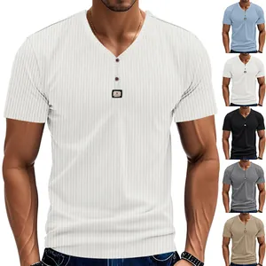 Λεπτομερής προβολή ανδρικού ριγέ Henley shirt που δείχνει διάφορες διαθέσιμες χρωματικές παραλλαγές