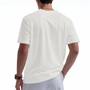 Πίσω όψη λευκού ανδρικού t-shirt με ανάγλυφη πλέξη και ύφασμα ζακάρ λεπτομέρεια