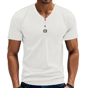 Κοντινό πλάνο λευκού ανδρικού Henley t-shirt με κάθετη ανάγλυφη ριγέ υφή