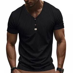 Λεπτομερής άποψη ανδρικού μαύρου Henley t-shirt με κουμπιά και ανάγλυφη πλέξη ριμπ