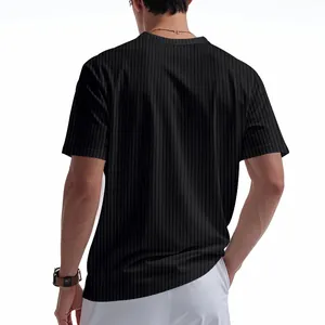 Πίσω όψη μαύρου ανδρικού t-shirt με ανάγλυφη πλέξη και ύφασμα που στεγνώνει γρήγορα
