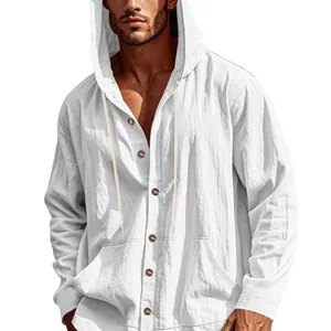 Détail d'une chemise à capuche en lin blanc pour homme avec boutons en bois et texture