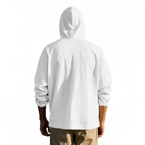 Vue arrière d'une chemise à capuche en lin blanc ample pour homme, style décontracté.