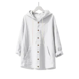 Vue détaillée d'une chemise à capuche en lin blanc ample pour hommes, boutons.