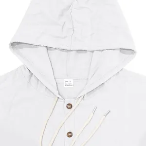 Primer plano detallado de camisa de lino blanca con capucha botones y cordones de ajuste