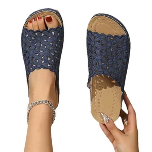 Sandalias cómodas azul marino para mujer con diseño floral calado y costuras visibles