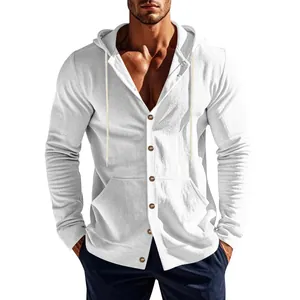 Détail d'une chemise à capuche en lin texturé blanc avec boutons et cordons de serrage