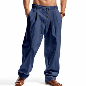 Detailansicht der atmungsaktiven Herren Baumwoll-Leinen-Hose in Dunkelblau, locker.