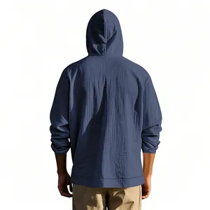 Vue arrière d'une chemise à capuche en lin bleu marine pour hommes coupe ample