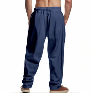 Rückansicht einer dunkelblauen Herrenhose aus Baumwolle und Leinen in entspannter, weiter Passform.