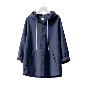 Détail d'une chemise à capuche en lin bleu marine avec boutons et cordon de serrage