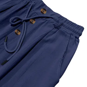 Detail von atmungsaktiven marineblauen Baumwoll-Leinen-Hosen für Herren mit Knöpfen