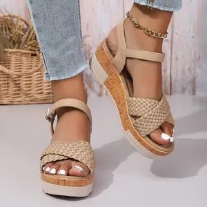 Detalle de sandalias de cuña para mujer con correas trenzadas y suelas de plataforma.