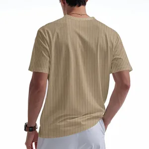 Λεπτομέρεια πίσω όψης ανδρικού χακί ριγέ t-shirt με κάθετη υφή και κοντά μανίκια