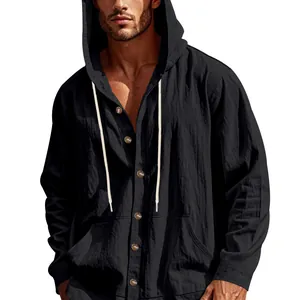 Vue détaillée d'une chemise noire en lin à capuche pour homme avec boutons en bois