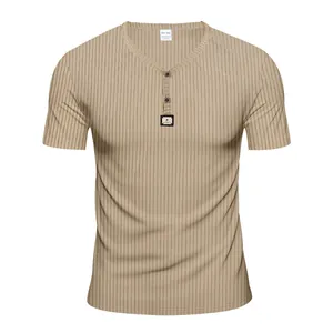 Λεπτομερής προβολή ανδρικού Henley t-shirt σε χακί με ανάγλυφη πλέξη και κουμπιά στη λαιμόκοψη