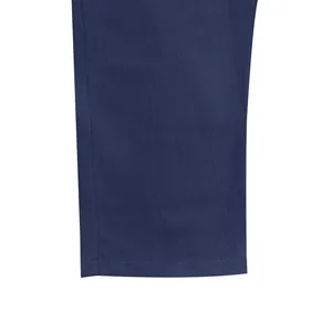 Nahaufnahme des Saums dieser atmungsaktiven marineblauen Baumwoll-Leinenhose für Herren