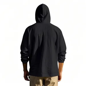 Vue arrière détaillée d'une chemise à capuche en lin noir ample pour homme à manches longues