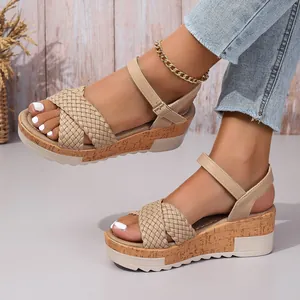 Vista detallada de sandalias de cuña trenzadas beige con suela de plataforma