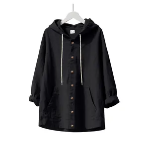 Détail d'une chemise à capuche noire en lin pour homme avec boutons et cordon de serrage