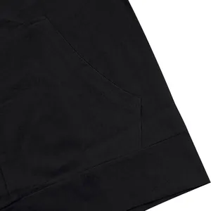Primer plano del bolsillo de canguro y la textura de lino de una camisa negra con capucha