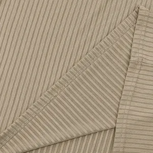 Μακροεντολή λεπτομέρειας αναπνεύσιμης υφής πλεκτού υφάσματος και ραφής σε ανδρικό χακί t-shirt.