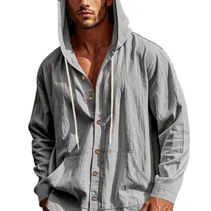 Détail d'une chemise à capuche en lin gris montrant la texture et les boutons bois.