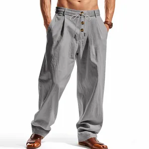 Atmungsaktive Herren Freizeithose aus Baumwoll-Leinen-Mix mit Kordelzug im Detail.