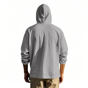 Vue arrière d'une chemise à capuche en lin gris pour hommes avec une texture respirante