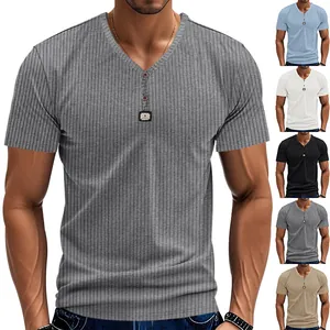 Λεπτομερής προβολή του ανδρικού Henley t-shirt με ανάγλυφη πλέξη rib και χρώματα
