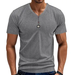 Λεπτομερής άποψη του γκρι ανδρικού Henley t-shirt με αναπνεύσιμη και ραβδωτή υφή