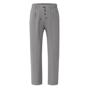Detailansicht der elastischen Kordelzug-Taille und Zierknöpfe an der grauen Herrenhose