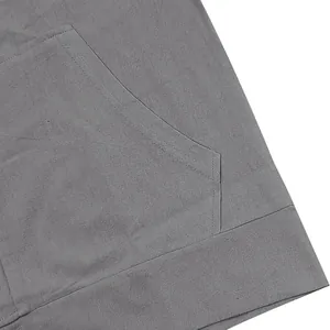Primer plano de la tela de lino gris con costuras del bolsillo de una camisa para hombre