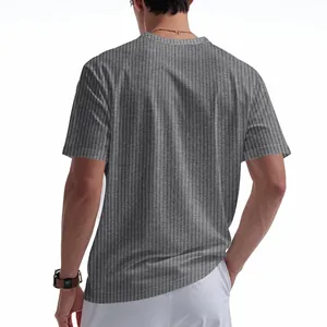 Πίσω όψη γκρι ανδρικού T-shirt με ραβδώσεις και λεπτομέρεια από αναπνεύσιμο ύφασμα