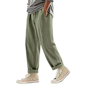 Atmungsaktive Herren-Baumwoll-Leinenhose in Salbeigrün, kombiniert mit High-Top-Sneakern