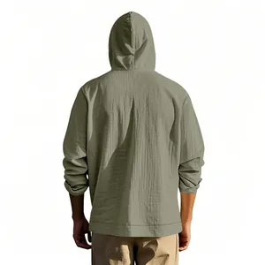 Vue arrière d'une chemise à capuche décontractée en lin pour homme de couleur olive