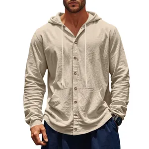 Gros plan sur une chemise à capuche en lin ample pour hommes avec boutons et poches