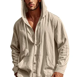 Détail d'une chemise décontractée en lin kaki pour homme avec capuche et boutons devant.