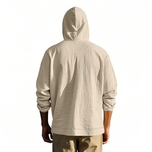 Vue détaillée du dos d'une chemise à capuche en lin beige décontractée pour hommes.