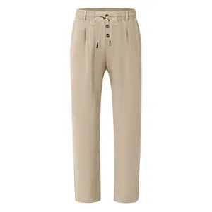 Detailansicht der atmungsaktiven Herren Baumwoll-Leinenhose mit beigem Kordelzug