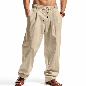 Detail der lockeren beigen Baumwoll-Leinen-Freizeithose für Herren mit Kordelzug.