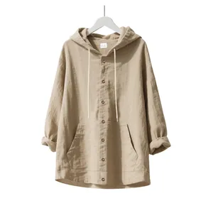 Vue détaillée d'une chemise à capuche en lin beige pour hommes avec poche frontale