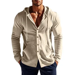 Vue détaillée d'une chemise décontractée en lin pour homme avec capuche et boutons.