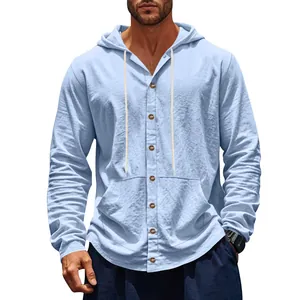 Détail de la chemise de plage en lin bleu clair pour hommes avec capuche et boutons