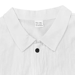 Dettaglio ravvicinato del colletto e dell'etichetta di questa camicia di lino bianco