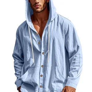 Détail d'une chemise à capuche en lin bleu clair avec boutons et cordons de serrage